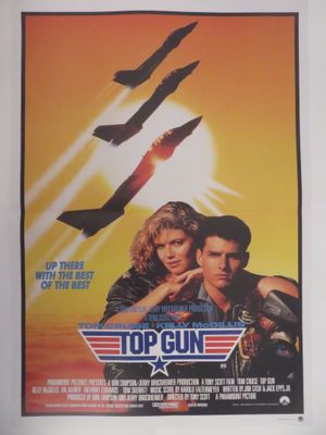 L'affiche de « Top Gun » est accrochée au mur.