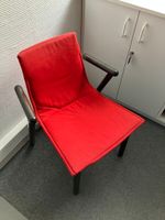 DEUX FAUTEUILS rouges en tissu, piètement en plastique.