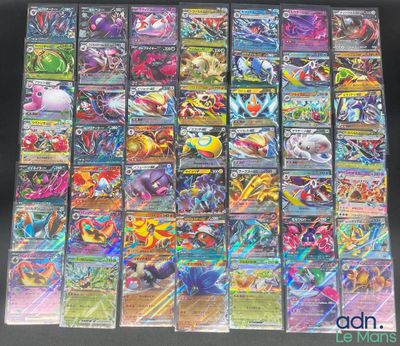 un tas de cartes pokemon posées sur une table