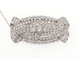 une photo d'une broche en diamant et en or blanc