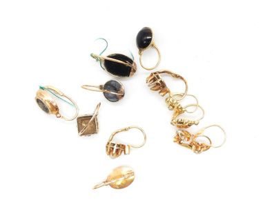 plusieurs paires de boucles d'oreilles ornées de pierres noires sur un fond blanc