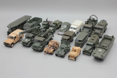 de nombreux véhicules militaires alignés les uns à côté des autres