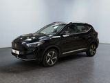 un SUV noir garé dans une pièce aux murs blancs