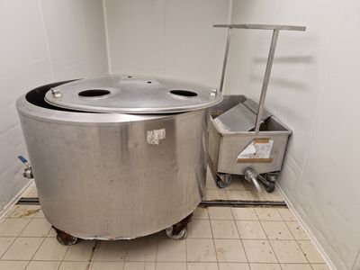une photo d'une grande casserole en acier inoxydable dans une cuisine