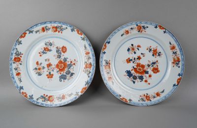 deux assiettes ornées de fleurs orange et bleues sur un fond gris