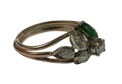 BAGUE en argent doré sertie de 7 diamants et 2 émeraudes, to…