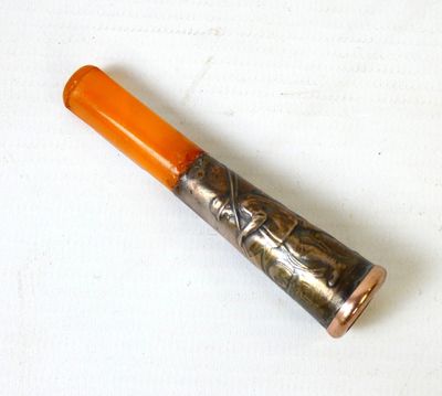 un gros plan d'un briquet posé sur une surface blanche