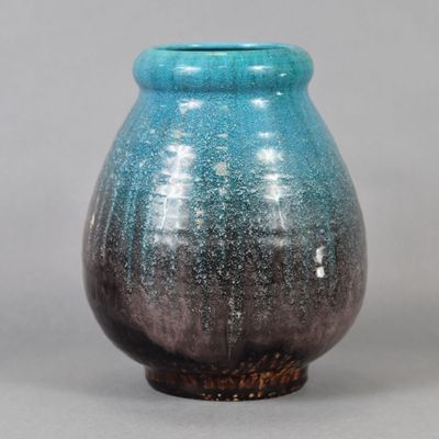 un vase bleu et noir posé sur une table