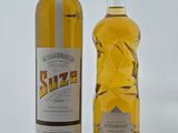 deux bouteilles de vin posées l'une à côté de l'autre sur une table
