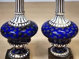 deux vases posés l'un à côté de l'autre sur une table