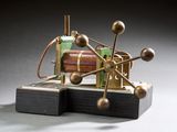 une image représentant une maquette de machine en bois et en métal