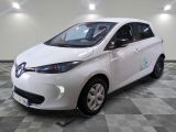 une photo d'une voiture électrique blanche dans un showroom