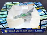 une boîte contenant une maquette d'avion