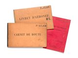 trois livres sont empilés sur une surface blanche
