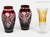 trois vases posés l'un à côté de l'autre sur une surface blanche