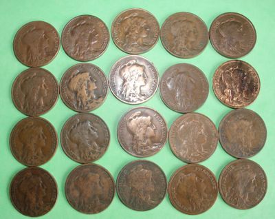 some coins are arranged in a circle on a green surface