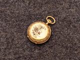 un cadenas doré orné d'un dragon
