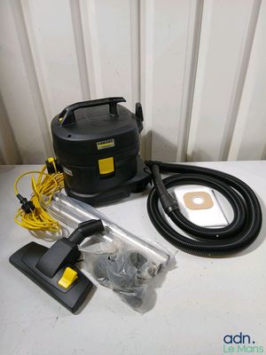 un aspirateur muni d'un tuyau et d'autres objets posés sur une table