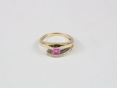 Bague en or gris, l'anneau en ruban croisé serti d'un côté d…