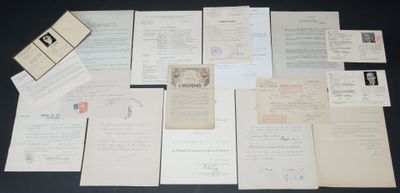 Plusieurs vieux papiers sont empilés les uns sur les autres sur une table