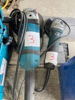 de nombreux outils posés sur une table