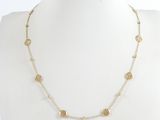 un collier de perles dorées et blanches sur un mannequin, mannequin, mannequin, mannequin, mannequin, mannequin, mannequin, mannequin, mannequin