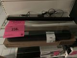 un ordinateur portable posé sur une étagère dans un magasin