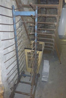 une échelle qui se trouve au milieu d'une pièce