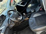 l'intérieur d'une voiture avec la porte ouverte et le siège du conducteur abaissé