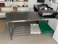Deux tables en inox à claies médianes Dimensions : 84 x 75 x…