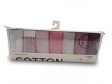 trois paires de chaussettes roses et blanches dans une boîte, sur fond blanc