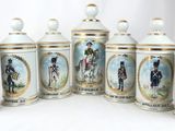 six pots en porcelaine ornés d'images de soldats, posés sur une table