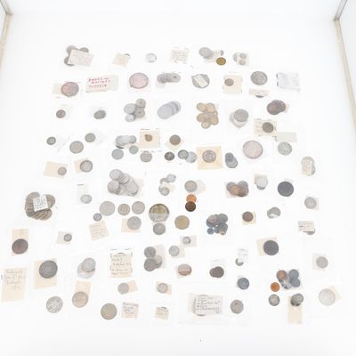 de nombreuses pièces exposées dans une vitrine