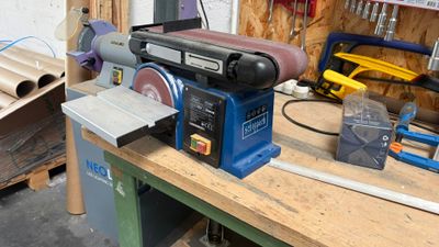 une machine posée sur un établi