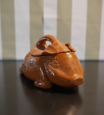 Terrine en terre cuite vernissée de forme cochon.