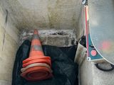 un cône de signalisation orange posé dans un coin d'un immeuble