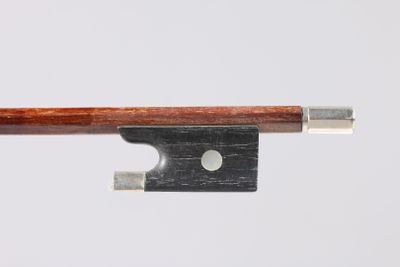 gros plan d'un archet de violon avec un morceau de bois qui en sort