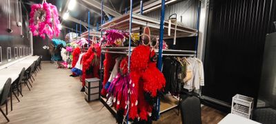 une pièce remplie de vêtements de toutes les couleurs