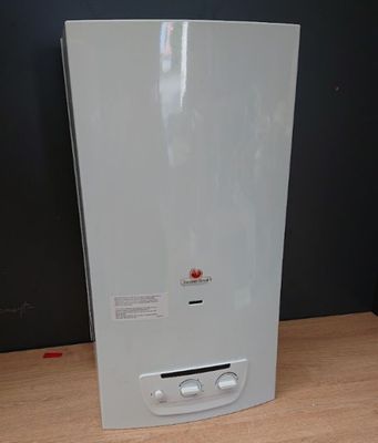 un chauffe-eau blanc de type réservoir posé sur une table en bois