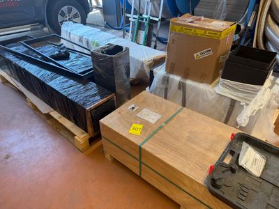 de nombreux cartons empilés sur une palette dans un garage