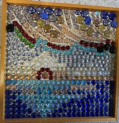 une photo d'une photo d'une photo d'un bateau fait de perles de verre