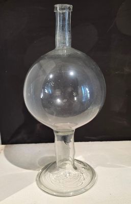un vase en verre posé sur une table