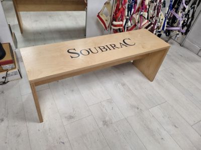 un banc en bois sur lequel est inscrit le mot « soubbrac »