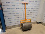 un rouleau posé au milieu d'une pièce