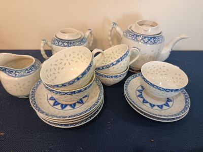 CHINE (XXè) service à thé en porcelaine bleu blanc comprenan…