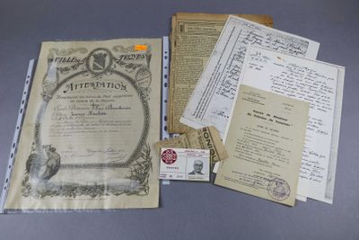quelques vieux papiers et des documents sont posés sur une table