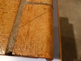 un morceau de pain posé sur une table