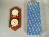une horloge en bois et une boîte posées sur une table