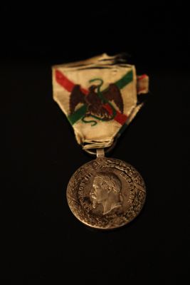 l'image d'une médaille sur fond noir