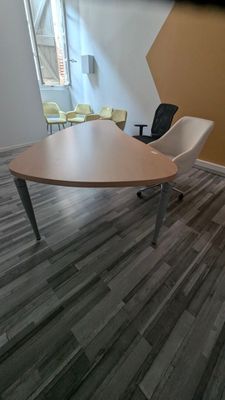 un parquet en bois massif dans un bureau équipé d'une table et de chaises